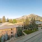 Banff Park Lodge pics,photos