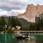 Emerald Lake Lodge pics,photos