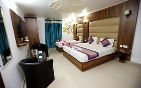 Hotel Noratan Palace New Delhi 3*