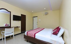 Fabhotel B Coral White Town
