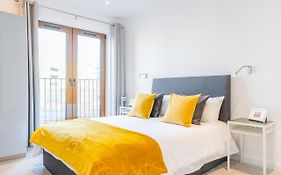 St Albans 2 Bed Luxury City Apartment, 5 Mins Walk To Train & Allocated Parking