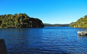 Lakeside Villa - Lake Rotoiti Holiday Home Okere Falls New Zealand