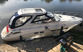 Entire Luxury Motor Yacht 70Sqm - Oyster Fund - 2 Double Bedrooms Both En-Suite - Heating Sleeps Up To 4 People - Moored On Our Private Island - Legoland 8Min Windsor Thorpe Park 8Min Ascot Races Heathrow Wentworth London Lapland Uk Royal Holloway (A