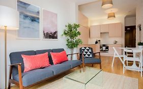 Stylish & Modern 3 Bed Flat In Nw London With Garden