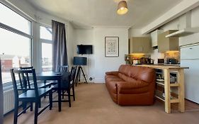 2 Bed Apartment, 4 People By Hospital & University + Free Parking