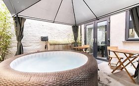 Luxury Hot Tub Apartment + 3 Double Bedrooms And Pool Table