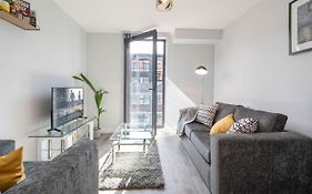 New Build - 2 Bed Snug Modern Apartment - Juliet Balcony - Roof Top Terrace - Digbeth, Birmingham City Centre - Free Netflix & Smart Tv