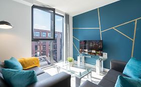 New Build - 2 Bed Luxury Spacious Modern Apt - Roof Top Terrace - Digbeth, Birmingham City Centre - Free Netflix & Smart Tv