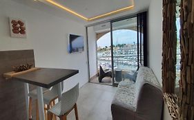 Appartement moderne vue port et mer