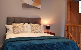 1 Bedroom House By Avenew Management Serviced Accommodation Stoke-On-Trent In The Heart Of Potteries With Free Parking & Wifi