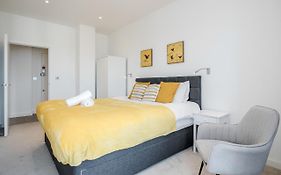 Top Floor Luxury 2 Bedroom St Albans Apartment - Free Wifi