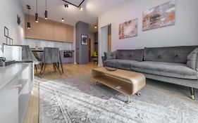 Bright And Charming- Golden Apartments- City Center&S18