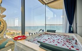 Luxury By The Sea, Mamaia Apartment