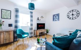 Stylish Chester City Centre Apartment By 53 Degrees Property, Ideal For Couples & Business Professionals - Sleeps 4
