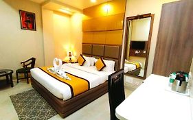 Hotel Ozas Grand Varanasi