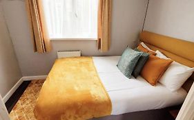 Bakewell House - Huku Kwetu Notts -Spacious 3 Bedroom House - Suitable & Affordable Group Accommodation - Business Travellers