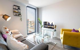 New Build - 2 Bed Cosy Modern Apartment - Juliet Balcony - Roof Top Terrace - Digbeth, Birmingham City Centre - Free Netflix & Smart Tv