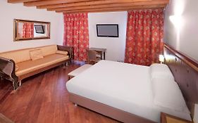 City Centre Rooms And Apartments Verona 2*