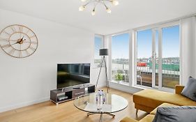 Queens Apartments - City Centre, Free Private Parking, Sea View, Balcony