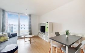 Two Bed Apartment By London Docklands