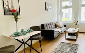Stilvolles Apartment in zentraler Lage - Netflix, Queensize-Bett, Altbaustil, Küche und ÖPNV-Anbindung