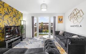 Luxury 2 Bed House City Centre ✘ Bbq & Garden ☆ Family Friendly→ Swingball & Outdoor Furniture - Free Parking → With 50 Inch Smart Tv, Free Netflix & Wifi ✘ Comfy Seating Area - By Maevela