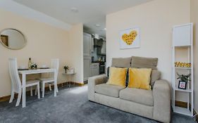 Cosy 2Nd Floor Apartment - King Size Bed & Free Parking
