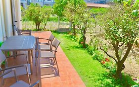 Giorgos Large Size Apartments -Family Friendly With Free Parking And Yard Views