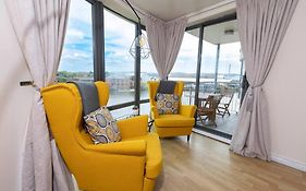 Stunning Views And City Side-Belfast City-2 Bedroom-5 Guests-Wifi & Parking