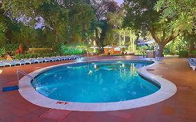 Clarks Shiraz Hotel In Agra 5*