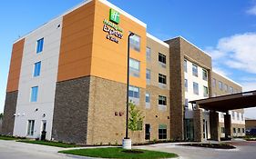 Holiday Inn Express & Suites Omaha - Millard Area 3*