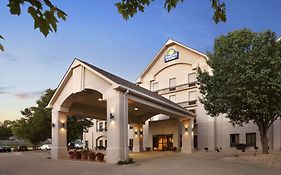 Days Inn & Suites By Wyndham Cedar Rapids