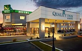 Quality Inn Suites Brossard 3*