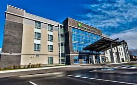 Holiday Inn Express & Suites Vaudreuil 3*