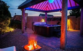Holiday Retreat Lodge With Private Hot Tub