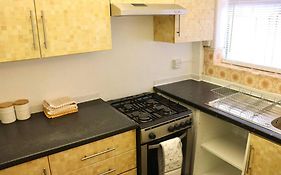 Home Away From Home - 2 Bed Free Parking & Wifi