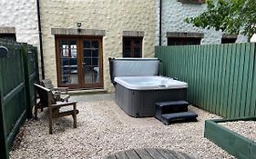 Cottage With Hot Tub In Pembrokeshire