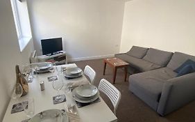 Spacious 1 Bedroom Apartment With Free Parking