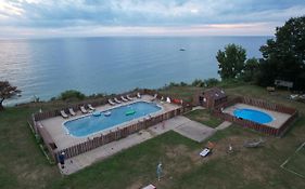 Lake Bluff Inn & Suites South Haven