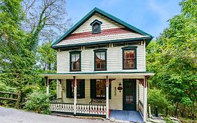Enchanting Cottage, Center Of Historic Downtown!