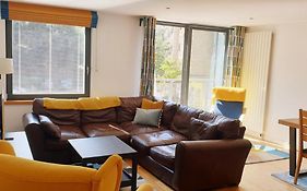 Altido Alluring 3Br Apt Near The Centre With Parking