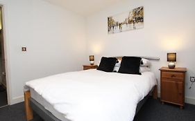 Cozy And Spacious 1 Double Bedroom Apartment Located By Excel- E16