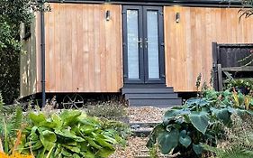 Luxurious Canal-Side Mini Lodge In Llangollen With Hot Tub