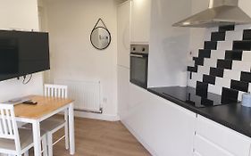 Modern 1 Bed Apartment 10 Mins To Leeds City Cent