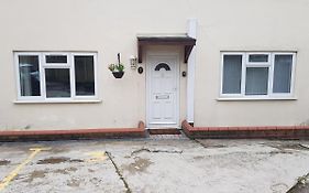 Central Windsor 2 Bedroom Flat With Free Parking