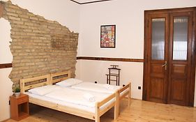 Walking Bed Budapest Downtown 3*