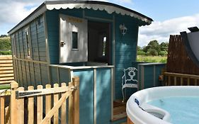 Riverview Lodges And Glamping