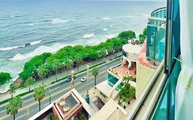 Exclusive 3 Bdr, Gym & Pool, Seaview, Luxury Tower