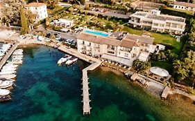 Bella & Restaurant With Private Dock For Mooring Boats San Felice Del Benaco