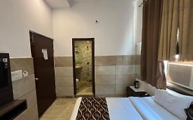 Hotel Taj Galaxy Agra 3*